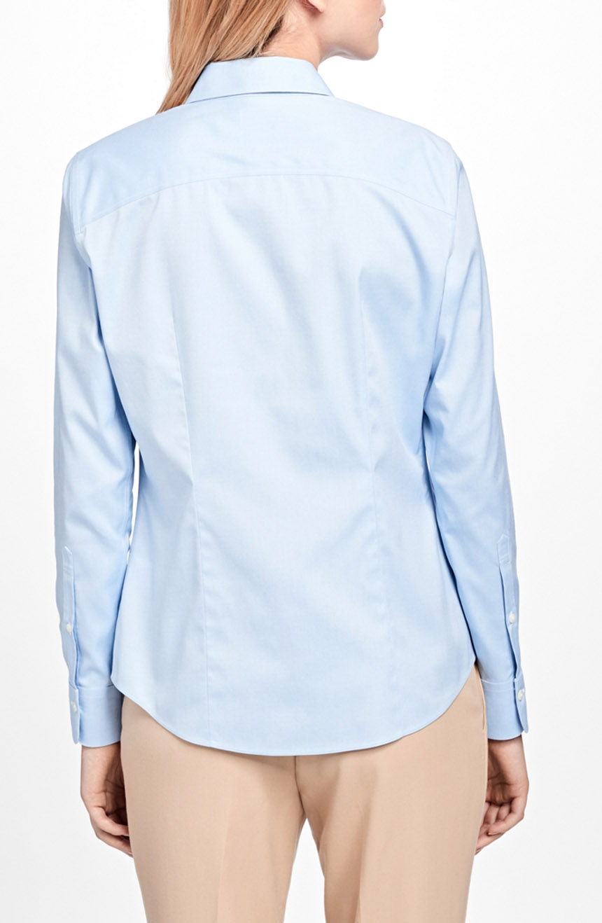 Women's fitted shirt long sleeves in cotton twill back view.